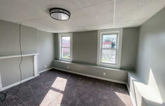 Photo of 4/5 bed 2 bath - all updated South Oakland, central air, in house laundry