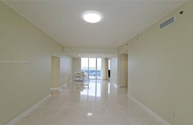 Photo of 15901 collins ave