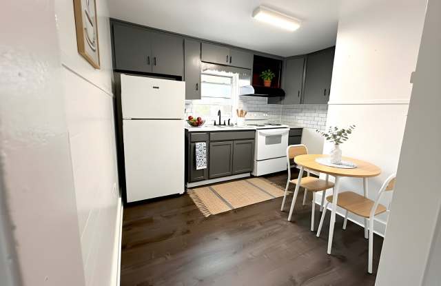 2 Bedroom 1 Bathroom in Lebanon with Large 3 bay garage!