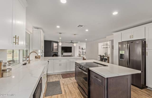 6602 E PERSHING Avenue