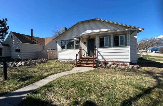 Cozy 2 Bed, 1 Bath Cottage in the Heart of Hamilton