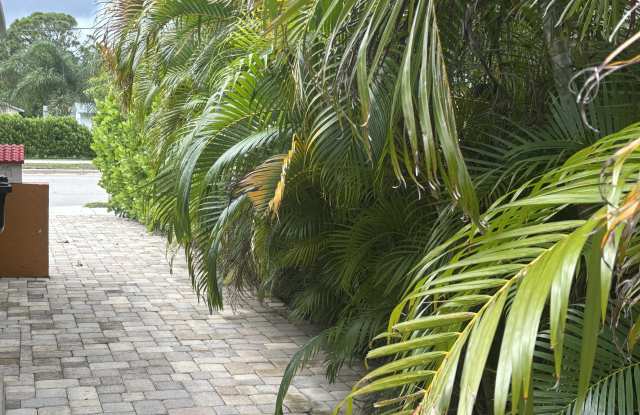 1257 SE Airoso Boulevard