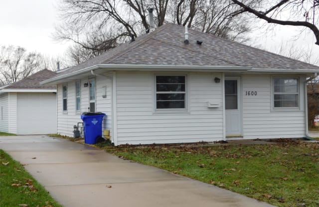 1600 13th St SW - 1600 13th Street Southwest, Cedar Rapids, IA 52404