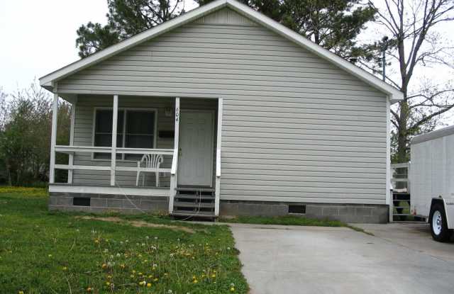 Cute home located in City Limits - 604 Hemlock Street, Elizabeth City, NC 27909