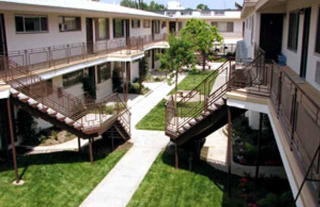 Summer All Year In This Small Building With a Pool!