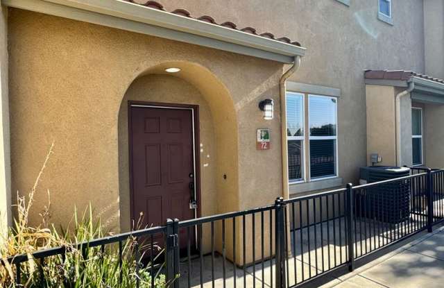 3 Bed 2.5 Bath plus extra room Townhouse Style Condo / Attached 2 Car Garage