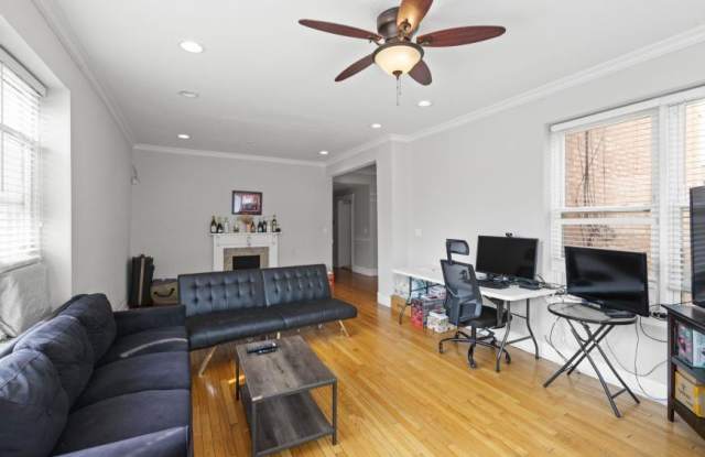 Photo of 433 W Wellington Ave