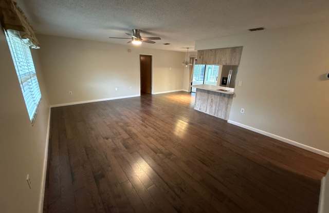 Photo of 851 S Oak Crest Path