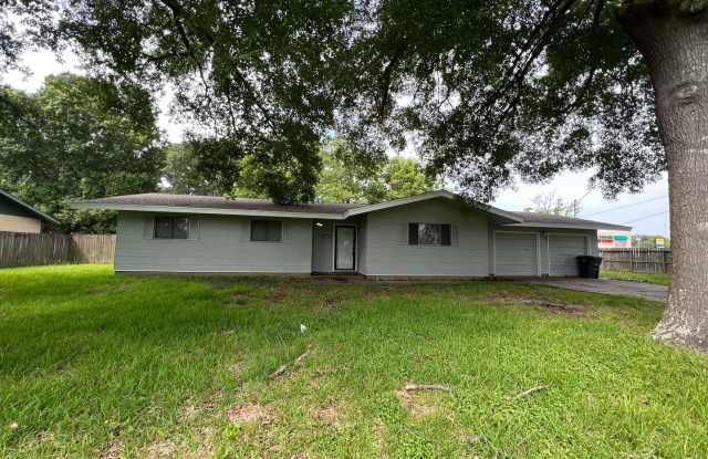 Photo of Spacious 3 Bed / 1 Bath Home with a Large Backyard – Port Arthur, TX