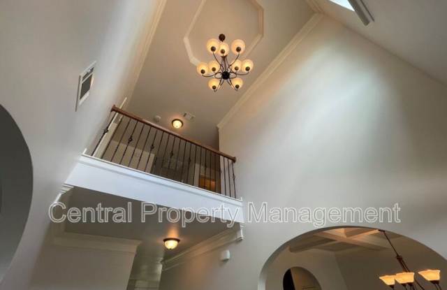 514 W Holloway Drive