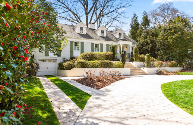 Stunning Irving Park 4 bedroom, 4 bathroom home in Greensboro!