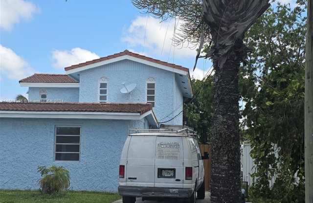 10981 SW 44th St - 10981 Southwest 44th Street, Westwood Lakes, FL 33165