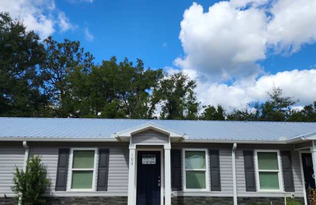 Photo of Elberta 2/1 close to everything!