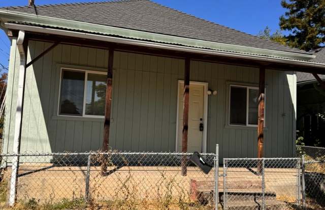 2 Bedroom House in SE Roseburg