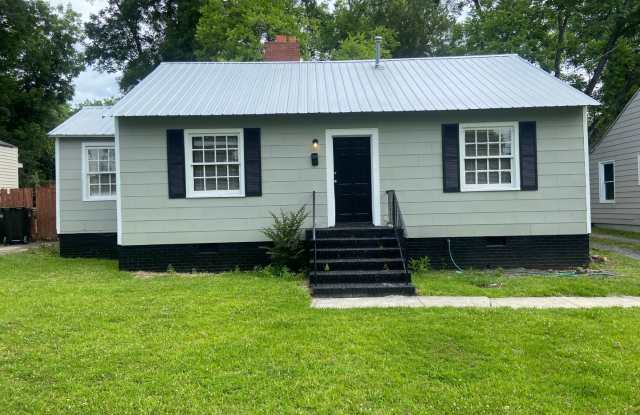 **AVAILABLE NOW**2 Bedroom / 1 Bathroom **Plus Bonus Room**Home for Rent in Midtown Columbus, GA***