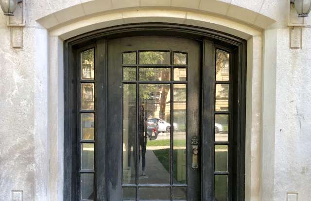 1359 W. Greenleaf #2D