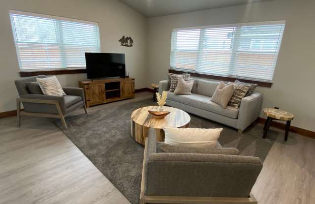 Photo of 3 bed/2bath Hamilton home -Fully Furnished