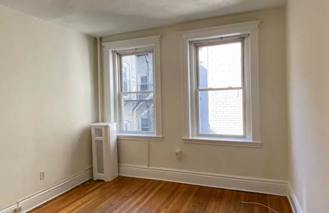 Photo of Nice sunny studio next to the Green Line!