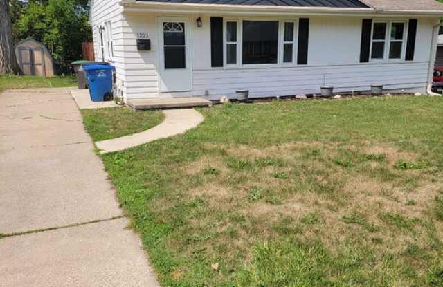 1221 Southlawn Dr