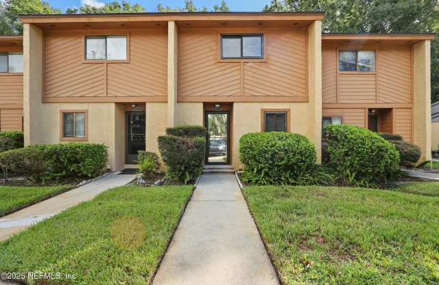 Beautiful 2 story condo in Orange Park