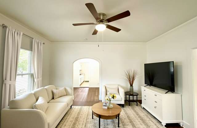 Photo of **APPLICATION RECEIVED** *MOVE IN SPECIAL* 1 Bedroom 1 Bath with Original Hardwood Flooring!