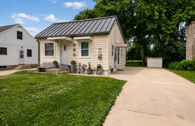 Cozy 2 Bedroom SE Rochester Home with Incredible Yard!