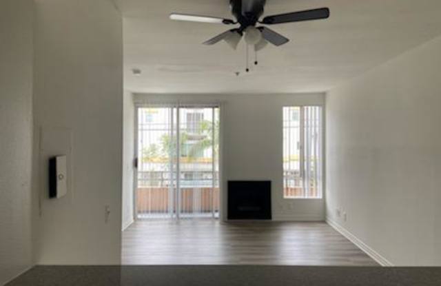 1210 N Las Palmas Ave