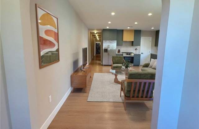 Photo of 2953 S Bronson