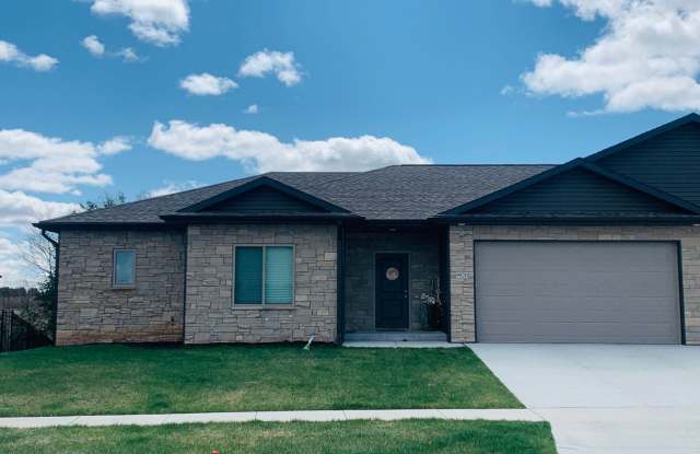 Beautiful 4 bedroom Walkout Ranch Townhome in South Lincoln