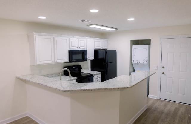 4440 Gold Flower Loop - 8E2