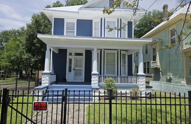 Photo of 307 E 9TH Street