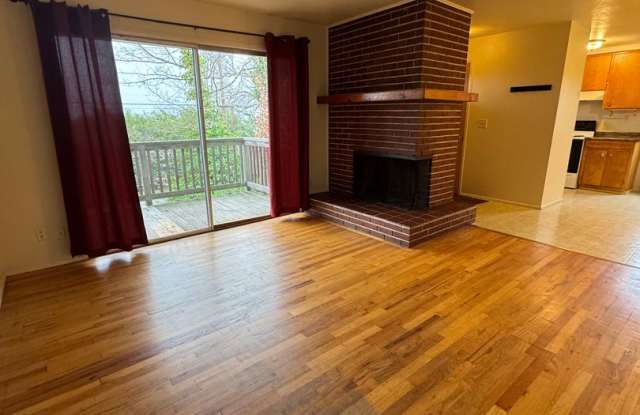 2-Bedroom, 1-Bath Duplex In The Friendly Street Area In Eugene!