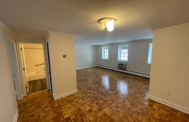 Large 1-bedroom in courtyard-style complex