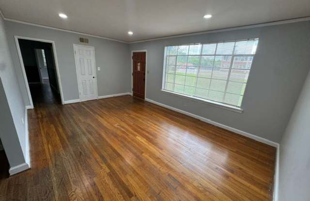 Adorable, Renovated 4/1 Family Home