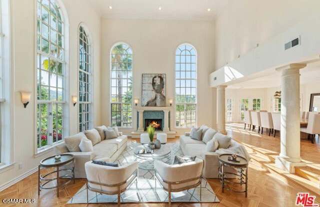 4440 Hayvenhurst Avenue