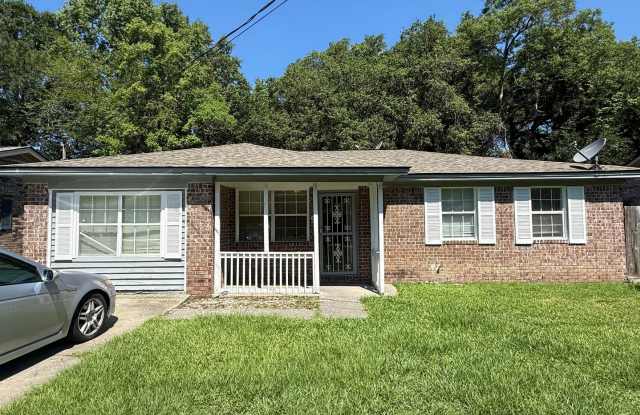 Freshly Updated West Ashley Rental w/ Huge Fenced Yard