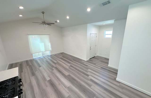 Spacious 3bd/2ba detached REAR home/unit in Lake Balboa!