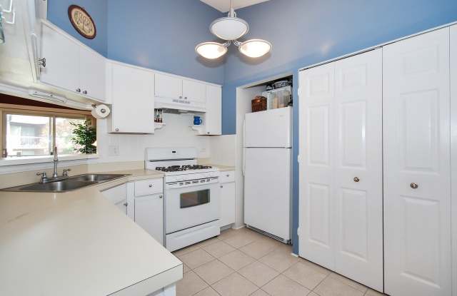 385 SANDHURST Circle