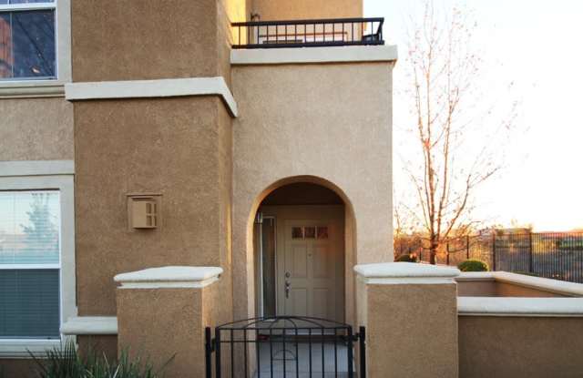 GATED 2BR/2BA 1300SF Townhome with Pool, Spa  Clubhouse! WSG all PAID* - 5466 Tares Circle, Elk Grove, CA 95757