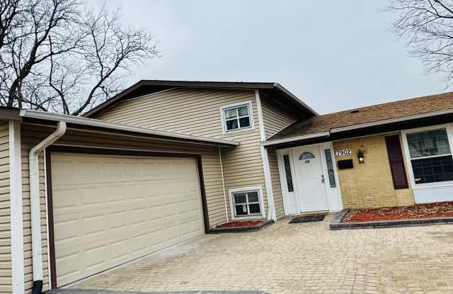 7902 Pebblebrook Cir