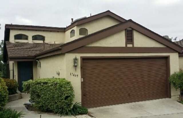 View 2bed 2.5bath, 3 Balconies, 2 Car Garage, pool in Tierrasanta!