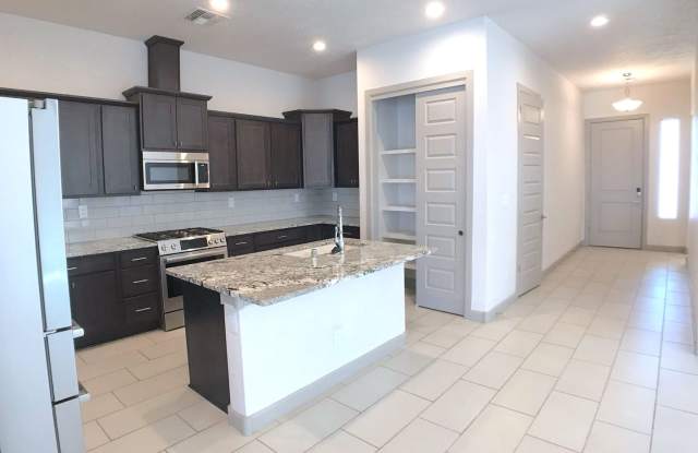 Gorgeous Los Lunas 3 Bedroom! Open layout! Tons of space. Built in 2021