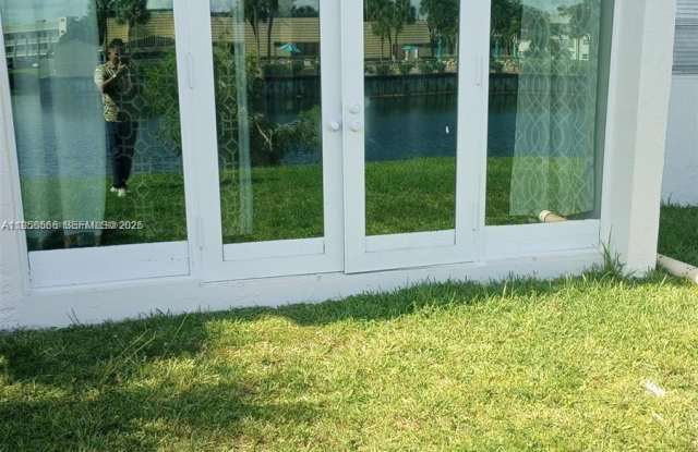 8130 Sunrise Lakes Blvd