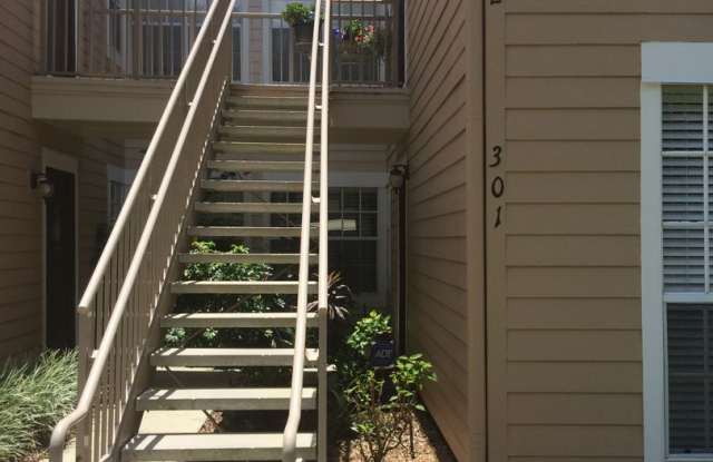 Gorgeous 3 bedroom 2 bath Will Not Last ( FIRST FLOOR ) - Hidden Springs Condominiums