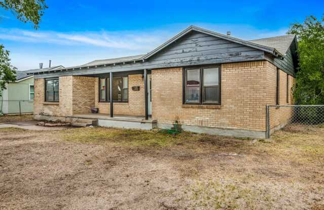 Charming 4-Bed, 2-Bath Home in Southlawn North – 1 Block from Lamar Elementary!