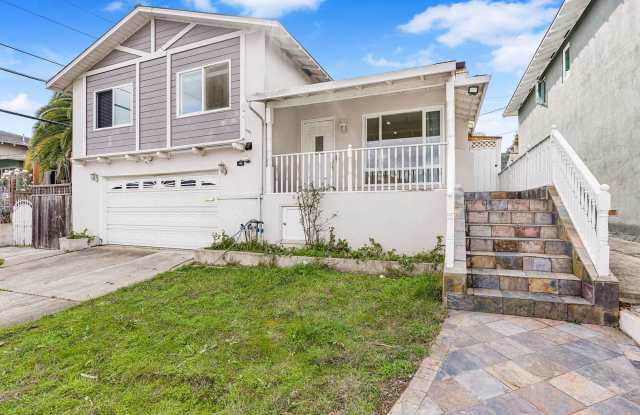 Charming 3-Bedroom Home with Spacious Backyard  Prime Location!