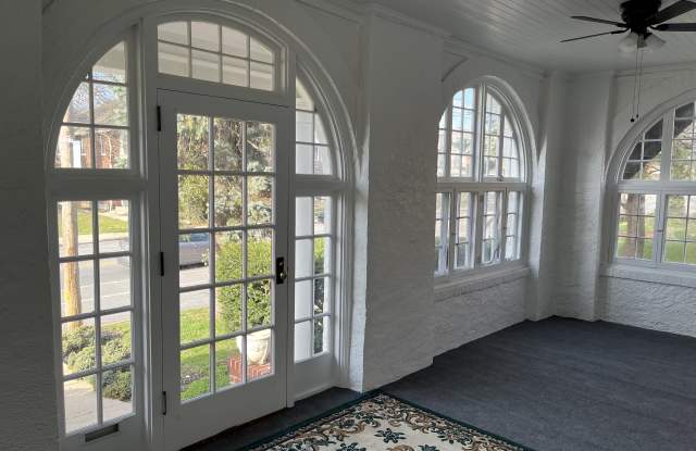 1114 East Lincoln Highway