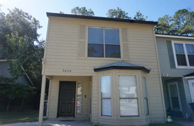 3 bedroom 2.5 Bathroom townhome with fenced back yard