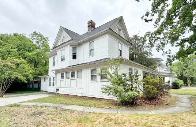 Great 2nd floor apt next to Greensboro College and convenient to downtown!