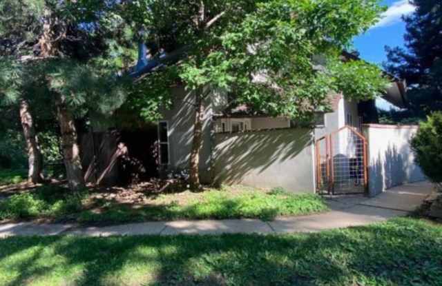Prime Boulder Townhouse Near Pearl Street & Mt. Sanitas